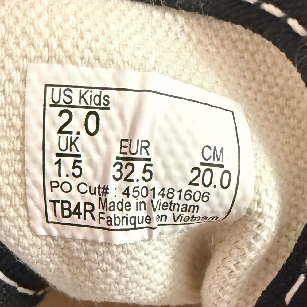 Vans Kids Classic Micro Hearts Sneakers in a Black & White Size 2